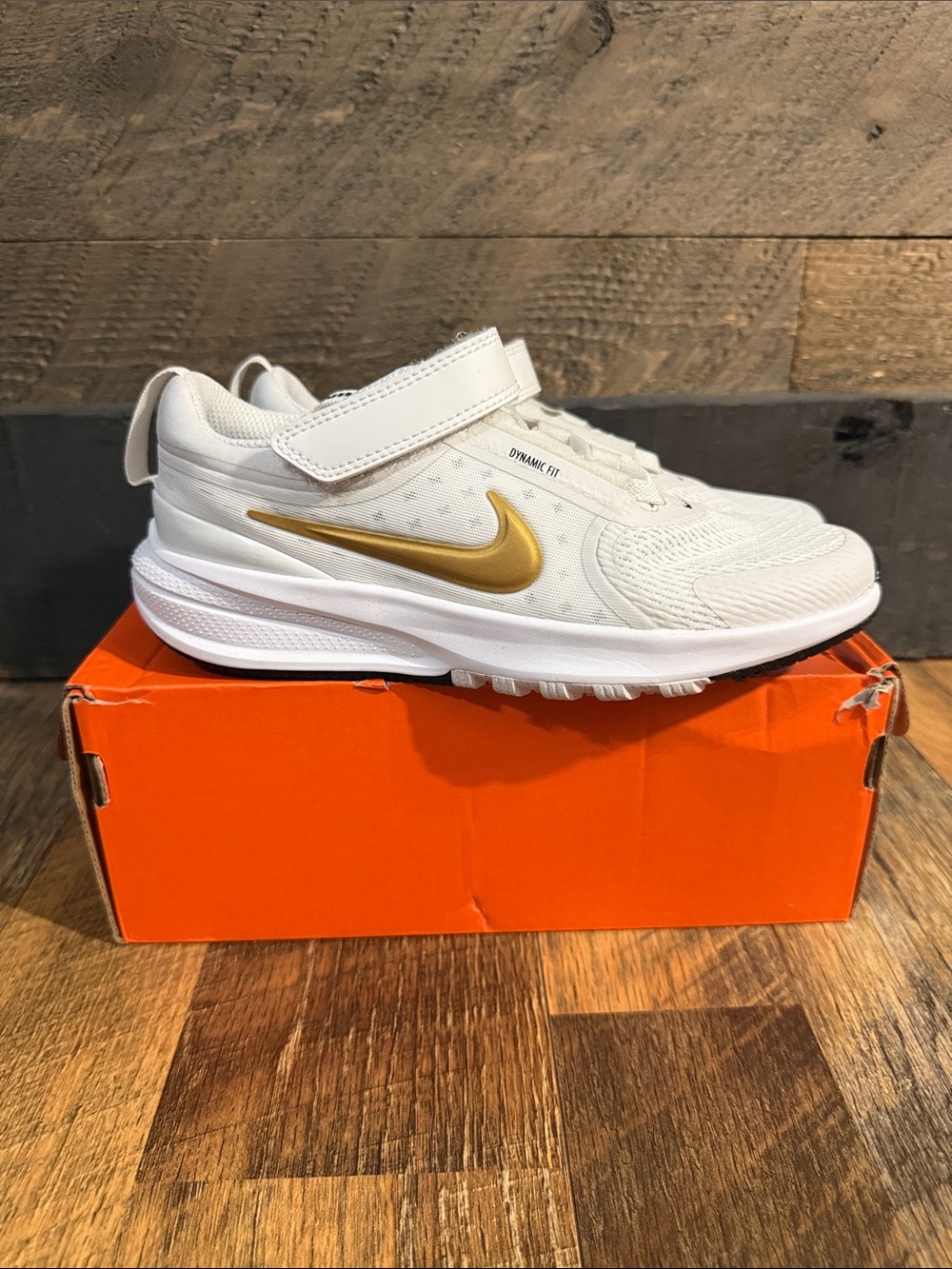 NWT Nike Star Runner 5 PS Kids 2Y Platinum Gold Sneakers